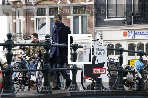 Amsterdam 16 februari 2021
Gerard Spong in zijn Rolls Royce en wandelend op straat met mondkapje.