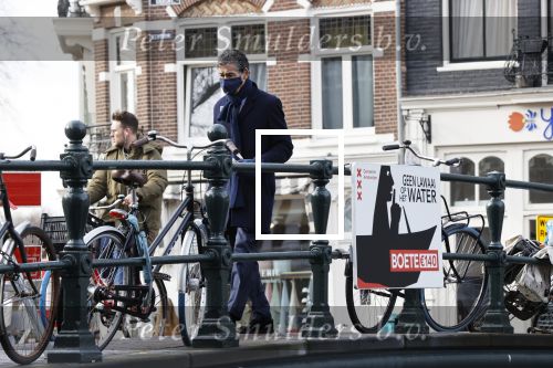 Amsterdam 16 februari 2021
Gerard Spong in zijn Rolls Royce en wandelend op straat met mondkapje.