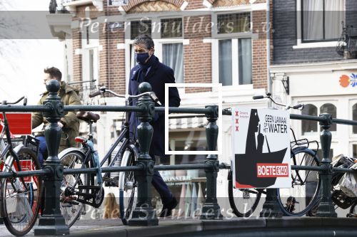 Amsterdam 16 februari 2021
Gerard Spong in zijn Rolls Royce en wandelend op straat met mondkapje.