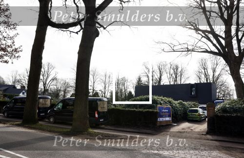 Tilburg 23 februari 2021
De nieuwe villa / huis van Guus Meeuwis is bijna klaar . De werklui hebben allemaal een bekeuring gekregen voor fout parkeren.