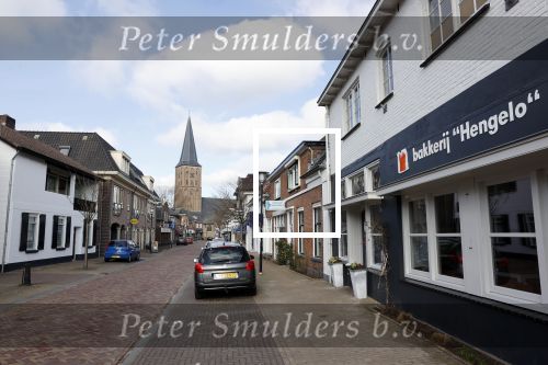 Hengelo 27 februari 2021
Op bezoekbij Martien Meiland die zijn huis verkocht heeft.
Ook spraken wij div mensen in Hengelo die het allemaal heel jammer vinden dat de familie Meiland vertrekt uit Hengelo. We spraken Dave v Aken Luuk Stam Lynet Tiggeloven en Marco Jansen.