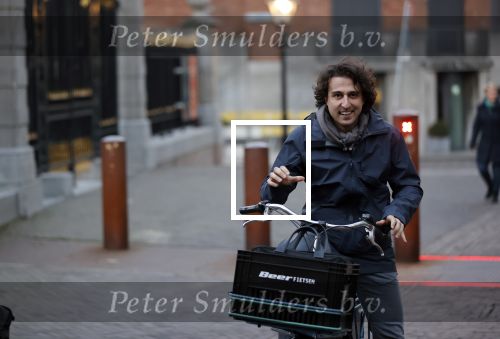Den Haag 2 maart 2021
Jesse Klaver op de fiets bij het binnenhof.