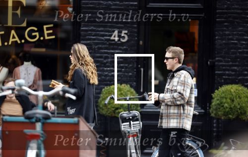 Amsterdam 24 febrruari 2021
Julian Vahle en Chelsey Weimar in amsterdam zuid
