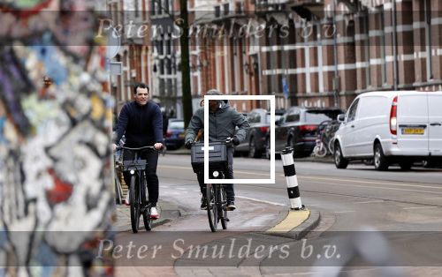 Amsterdam 17 februari 2021
Kenneth Perez op zijn electrische v Moof fiets met een kennis in Amsterdam zuid.