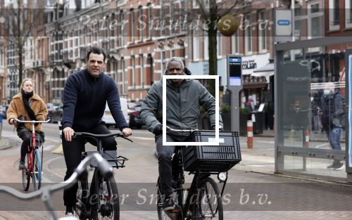 Amsterdam 17 februari 2021
Kenneth Perez op zijn electrische v Moof fiets met een kennis in Amsterdam zuid.