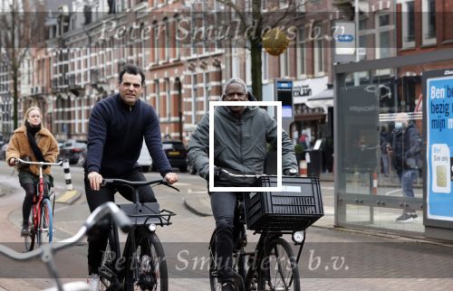 Amsterdam 17 februari 2021
Kenneth Perez op zijn electrische v Moof fiets met een kennis in Amsterdam zuid.