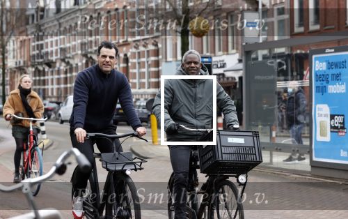 Amsterdam 17 februari 2021
Kenneth Perez op zijn electrische v Moof fiets met een kennis in Amsterdam zuid.