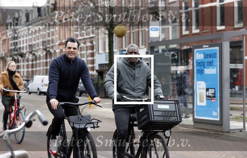 Amsterdam 17 februari 2021
Kenneth Perez op zijn electrische v Moof fiets met een kennis in Amsterdam zuid.