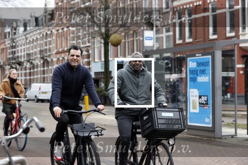 Amsterdam 17 februari 2021
Kenneth Perez op zijn electrische v Moof fiets met een kennis in Amsterdam zuid.