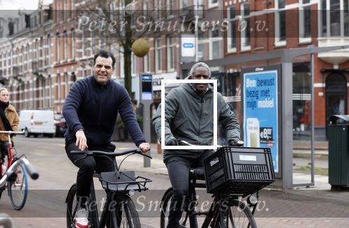 Amsterdam 17 februari 2021
Kenneth Perez op zijn electrische v Moof fiets met een kennis in Amsterdam zuid.