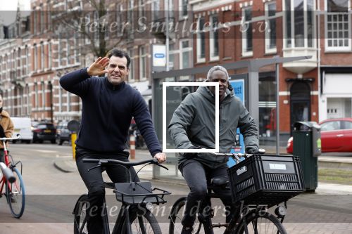 Amsterdam 17 februari 2021
Kenneth Perez op zijn electrische v Moof fiets met een kennis in Amsterdam zuid.