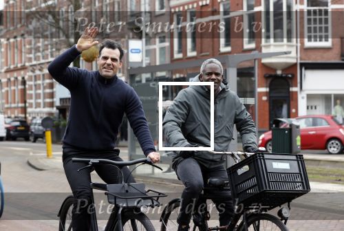 Amsterdam 17 februari 2021
Kenneth Perez op zijn electrische v Moof fiets met een kennis in Amsterdam zuid.