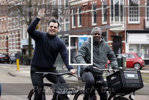 Amsterdam 17 februari 2021
Kenneth Perez op zijn electrische v Moof fiets met een kennis in Amsterdam zuid.