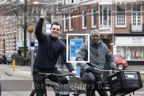 Amsterdam 17 februari 2021
Kenneth Perez op zijn electrische v Moof fiets met een kennis in Amsterdam zuid.