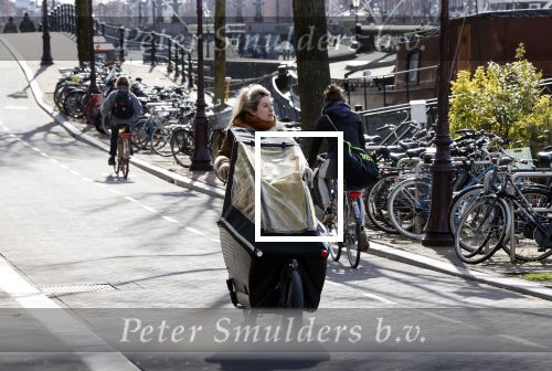 Amsterdam 6 maart 2021
Lauren Verster met de bakfiets met daarin haar 2 kinderen