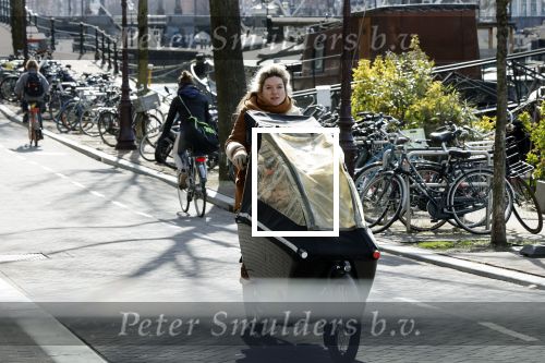 Amsterdam 6 maart 2021
Lauren Verster met de bakfiets met daarin haar 2 kinderen