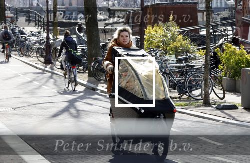 Amsterdam 6 maart 2021
Lauren Verster met de bakfiets met daarin haar 2 kinderen