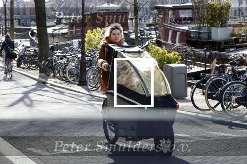 Amsterdam 6 maart 2021
Lauren Verster met de bakfiets met daarin haar 2 kinderen