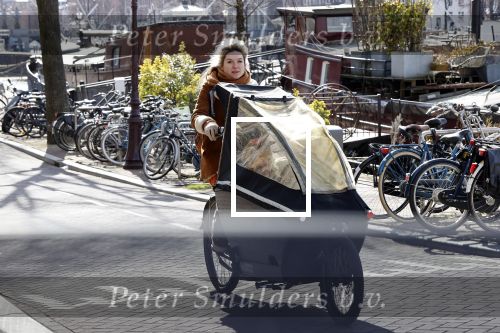 Amsterdam 6 maart 2021
Lauren Verster met de bakfiets met daarin haar 2 kinderen