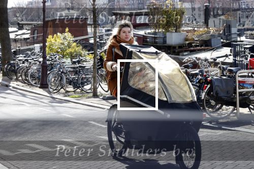 Amsterdam 6 maart 2021
Lauren Verster met de bakfiets met daarin haar 2 kinderen