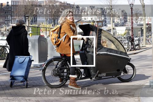 Amsterdam 6 maart 2021
Lauren Verster met de bakfiets met daarin haar 2 kinderen