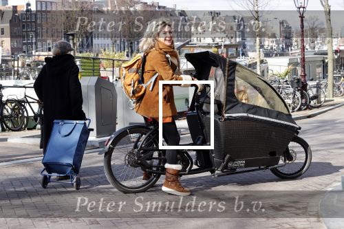 Amsterdam 6 maart 2021
Lauren Verster met de bakfiets met daarin haar 2 kinderen