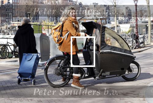 Amsterdam 6 maart 2021
Lauren Verster met de bakfiets met daarin haar 2 kinderen