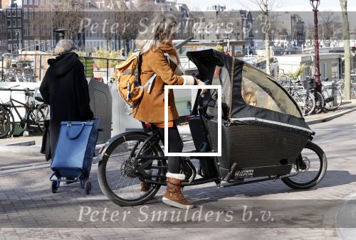 Amsterdam 6 maart 2021
Lauren Verster met de bakfiets met daarin haar 2 kinderen