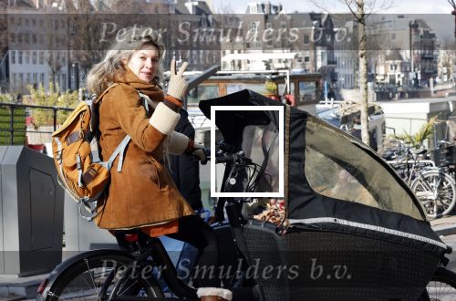 Amsterdam 6 maart 2021
Lauren Verster met de bakfiets met daarin haar 2 kinderen