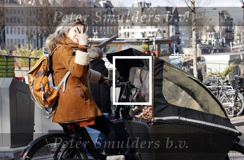 Amsterdam 6 maart 2021
Lauren Verster met de bakfiets met daarin haar 2 kinderen