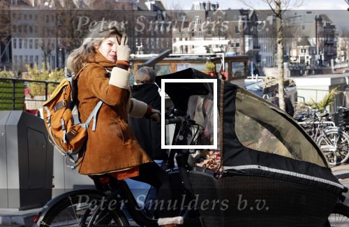 Amsterdam 6 maart 2021
Lauren Verster met de bakfiets met daarin haar 2 kinderen