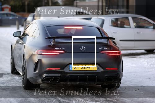 OOstzaan 12 februari 2021
Ferry Doedens en Levy v Wilgen checken samen in bij Hotel v d Valk . Levy rijdt in een dikke mercedes GT 63S AMG