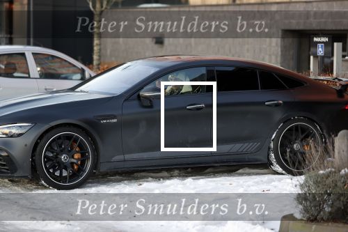 OOstzaan 12 februari 2021
Ferry Doedens en Levy v Wilgen checken samen in bij Hotel v d Valk . Levy rijdt in een dikke mercedes GT 63S AMG