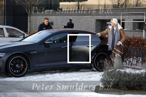 OOstzaan 12 februari 2021
Ferry Doedens en Levy v Wilgen checken samen in bij Hotel v d Valk . Levy rijdt in een dikke mercedes GT 63S AMG