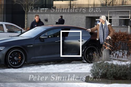 OOstzaan 12 februari 2021
Ferry Doedens en Levy v Wilgen checken samen in bij Hotel v d Valk . Levy rijdt in een dikke mercedes GT 63S AMG