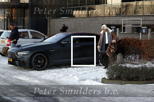 OOstzaan 12 februari 2021
Ferry Doedens en Levy v Wilgen checken samen in bij Hotel v d Valk . Levy rijdt in een dikke mercedes GT 63S AMG