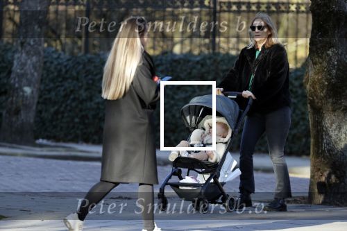 Amsterdam 26 februari 2021
Liesbeth v Basten aan het wandelen met haar kleinkind.