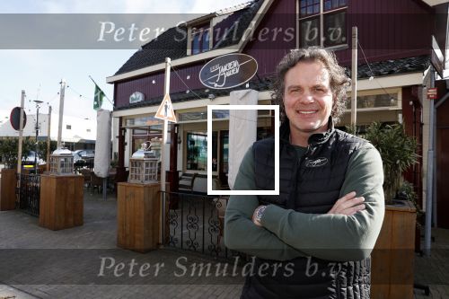 Hengelo 27 februari 2021
Op bezoekbij Martien Meiland die zijn huis verkocht heeft.
Ook spraken wij div mensen in Hengelo die het allemaal heel jammer vinden dat de familie Meiland vertrekt uit Hengelo. We spraken Dave v Aken Luuk Stam Lynet Tiggeloven en Marco Jansen.