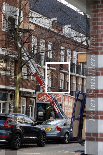Amsterdam 5 maart 2021
Marieke Elsinga en haar vriend Sander verhuizen naar hun nieuwe huis . De studenten verhuizer verhuist ze.