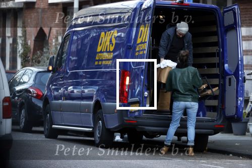 Amsterdam 5 maart 2021
Marieke Elsinga en haar vriend Sander verhuizen naar hun nieuwe huis . De studenten verhuizer verhuist ze.