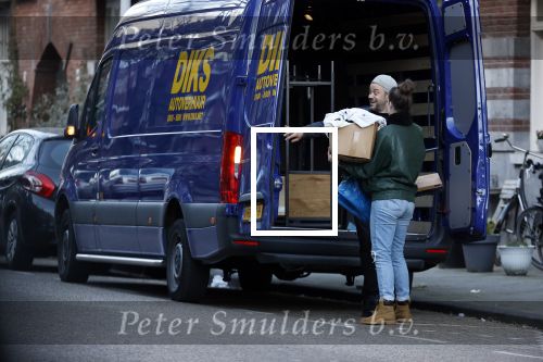 Amsterdam 5 maart 2021
Marieke Elsinga en haar vriend Sander verhuizen naar hun nieuwe huis . De studenten verhuizer verhuist ze.