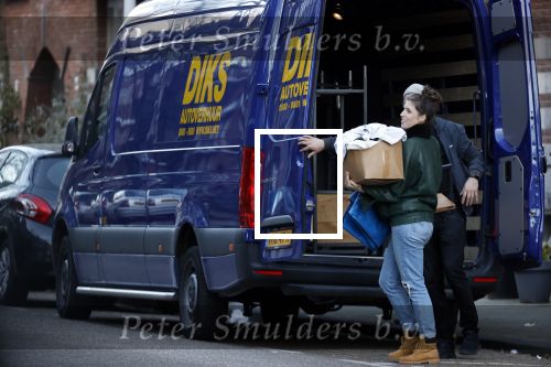 Amsterdam 5 maart 2021
Marieke Elsinga en haar vriend Sander verhuizen naar hun nieuwe huis . De studenten verhuizer verhuist ze.