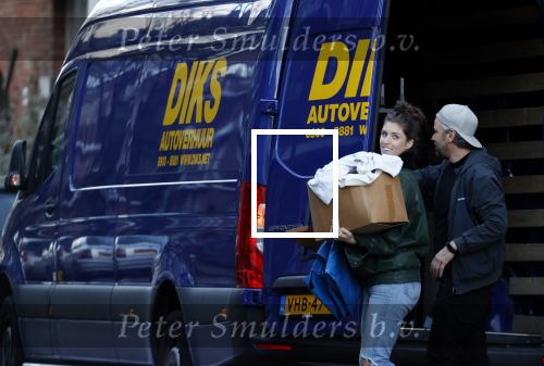 Amsterdam 5 maart 2021
Marieke Elsinga en haar vriend Sander verhuizen naar hun nieuwe huis . De studenten verhuizer verhuist ze.