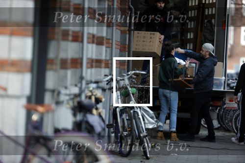 Amsterdam 5 maart 2021
Marieke Elsinga en haar vriend Sander verhuizen naar hun nieuwe huis . De studenten verhuizer verhuist ze.