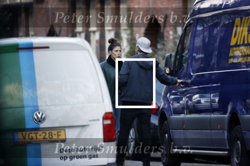 Amsterdam 5 maart 2021
Marieke Elsinga en haar vriend Sander verhuizen naar hun nieuwe huis . De studenten verhuizer verhuist ze.
