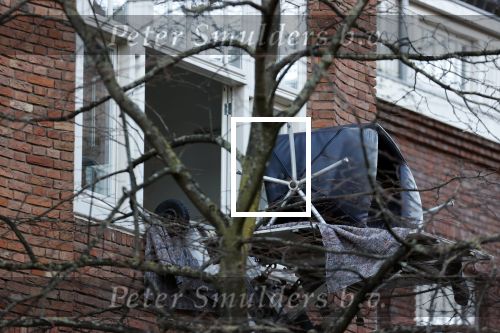 Amsterdam 5 maart 2021
Marieke Elsinga en haar vriend Sander verhuizen naar hun nieuwe huis . De studenten verhuizer verhuist ze.