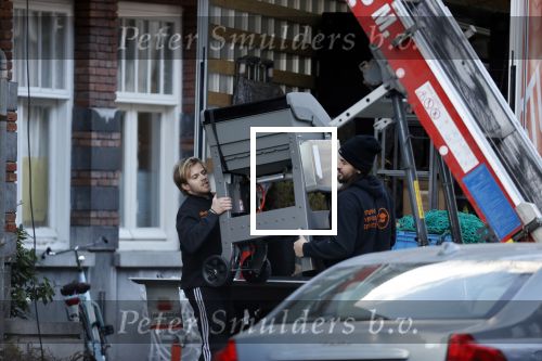 Amsterdam 5 maart 2021
Marieke Elsinga en haar vriend Sander verhuizen naar hun nieuwe huis . De studenten verhuizer verhuist ze.