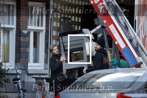 Amsterdam 5 maart 2021
Marieke Elsinga en haar vriend Sander verhuizen naar hun nieuwe huis . De studenten verhuizer verhuist ze.