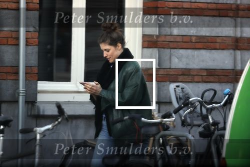 Amsterdam 5 maart 2021
Marieke Elsinga en haar vriend Sander verhuizen naar hun nieuwe huis . De studenten verhuizer verhuist ze.
