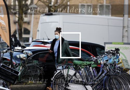 Amsterdam 5 maart 2021
Marieke Elsinga en haar vriend Sander verhuizen naar hun nieuwe huis . De studenten verhuizer verhuist ze.